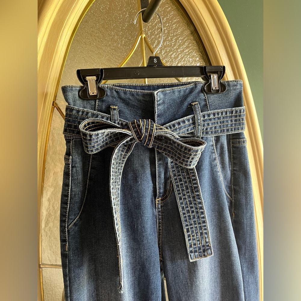 Sneak Peek High-Waist Wide-Leg Blue Jeans with Tie Belt - Picture 4 of 7